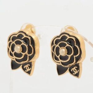 CHANEL Camelia Clip on with pearl Accent coa